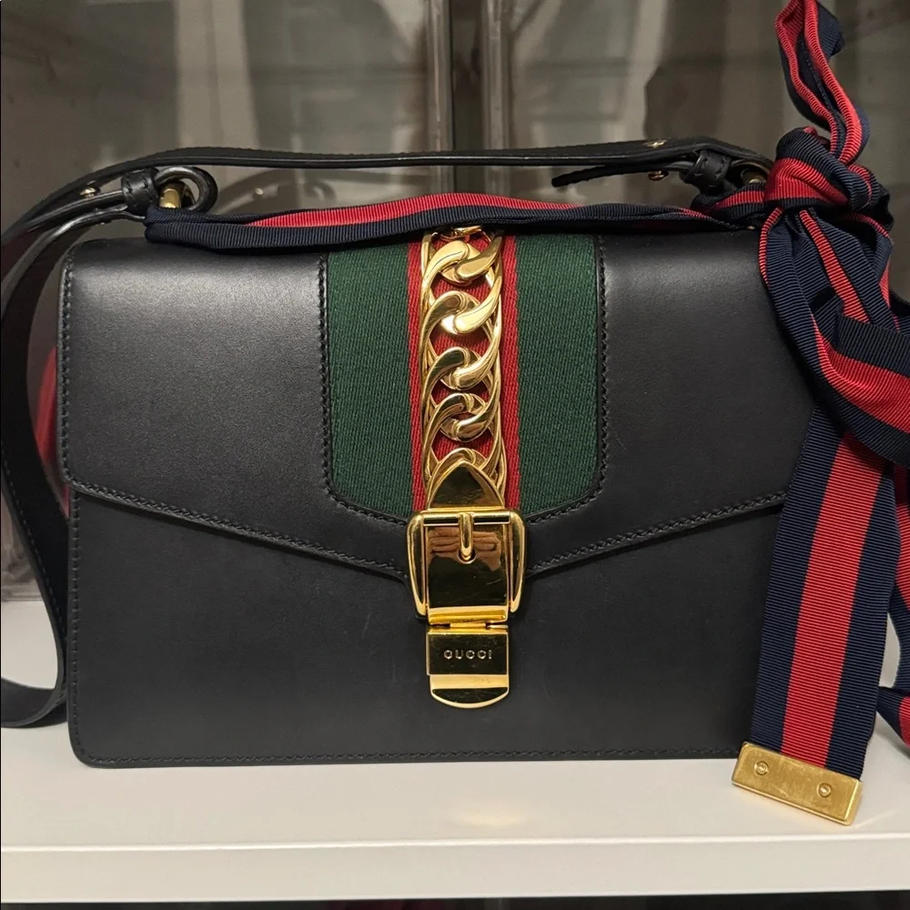 Gucci Sylvie Medium Black and Green Shoulder Bag with bow detail - Picture 2 of 9